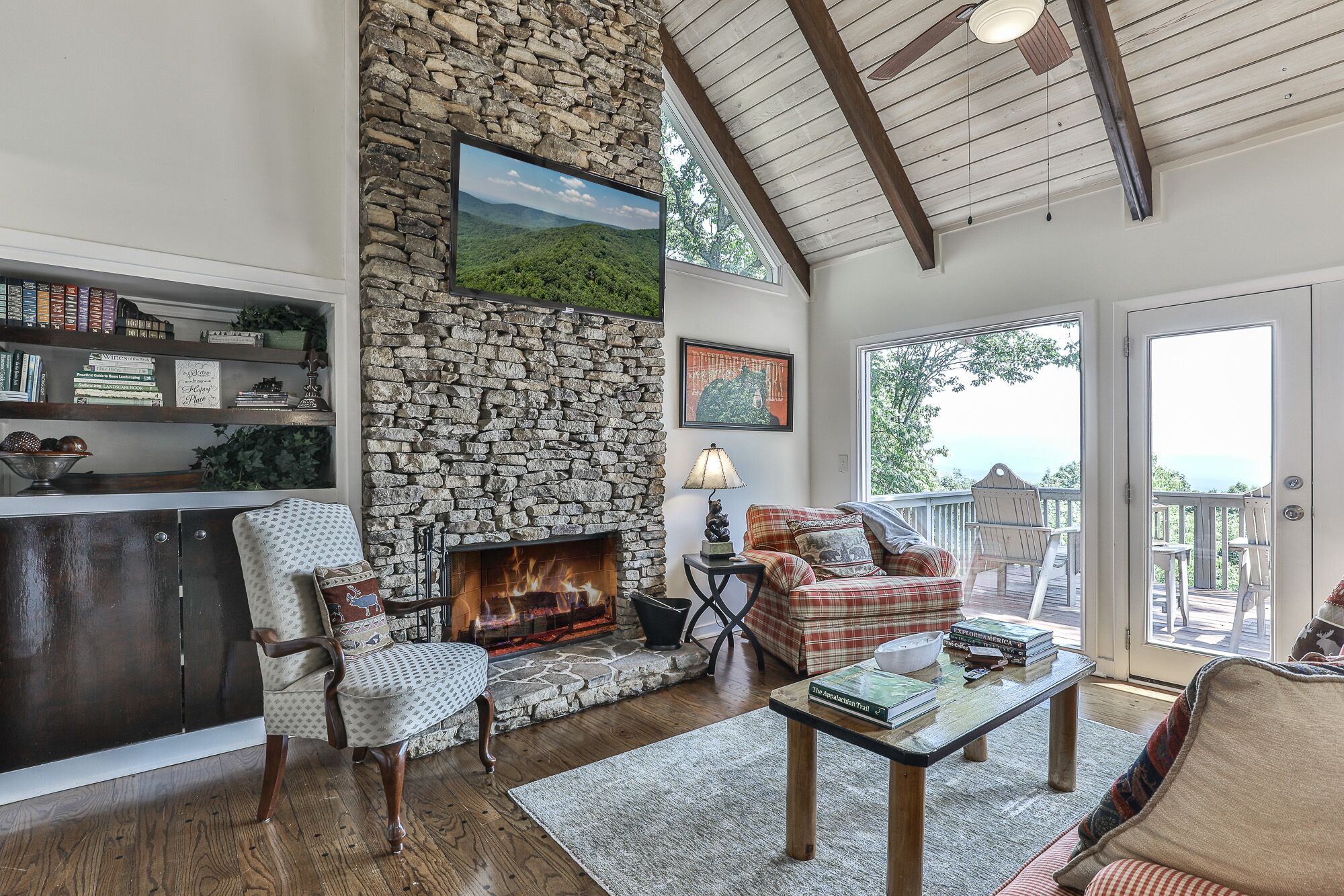 NEW!! COZY with Spectacular & UNIQUE Million $$ Mountain/Waterfall VIEW !