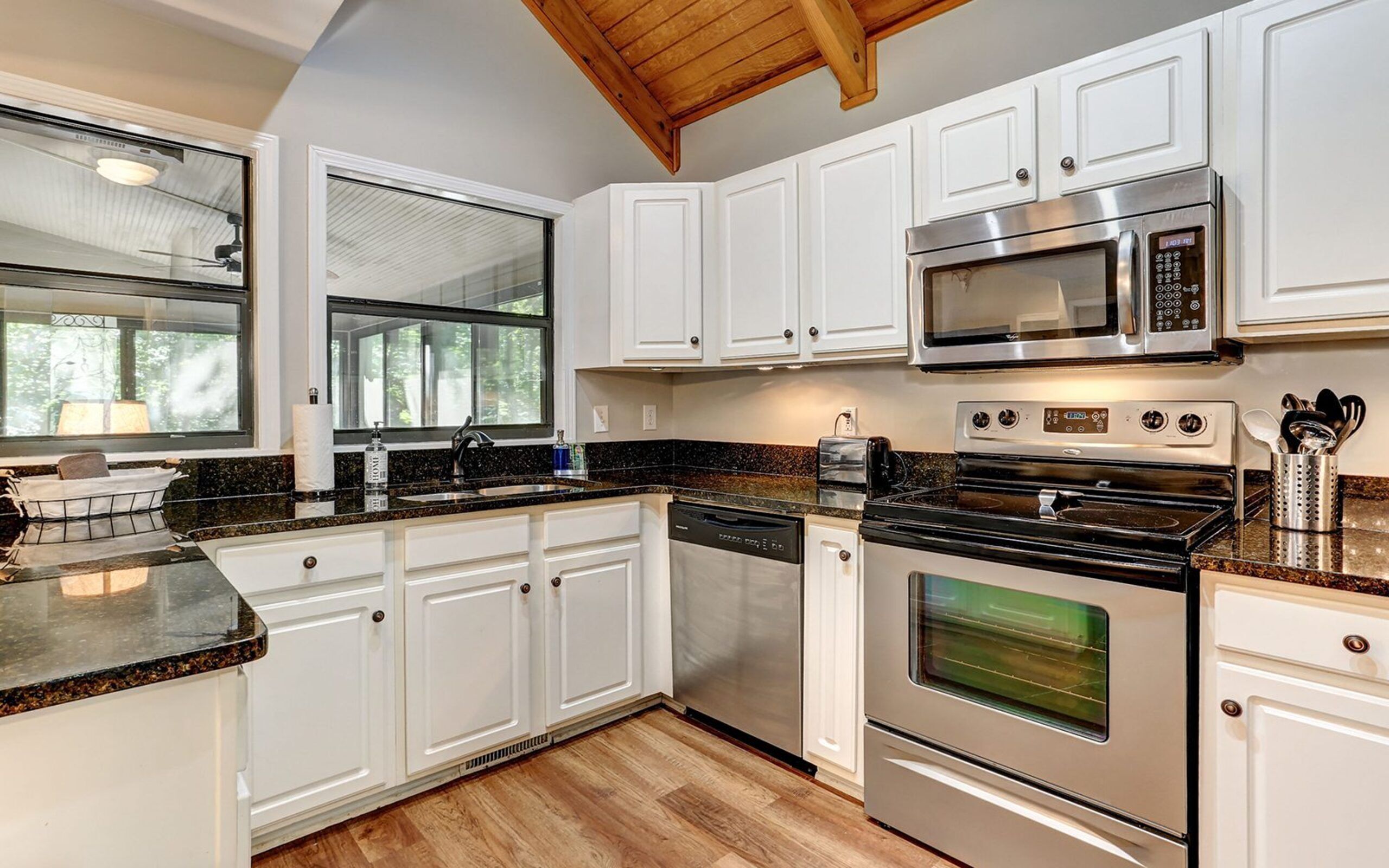 Romantic & COZY :)| Firetable Overlooking Stream with VIEWs + NATURE!