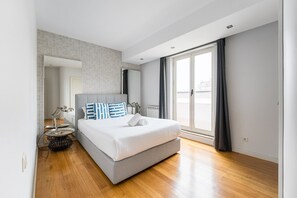 2 quartos, escrivaninha, ferros/tábuas de passar roupa