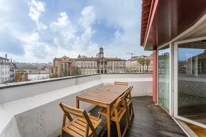 Outdoor dining - GuestReady - Blue shades with panoramic city views (Porto)