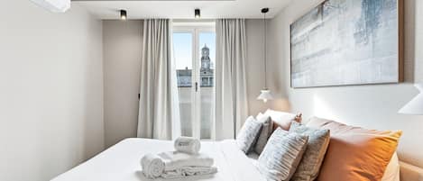 2 bedrooms, desk, iron/ironing board, internet