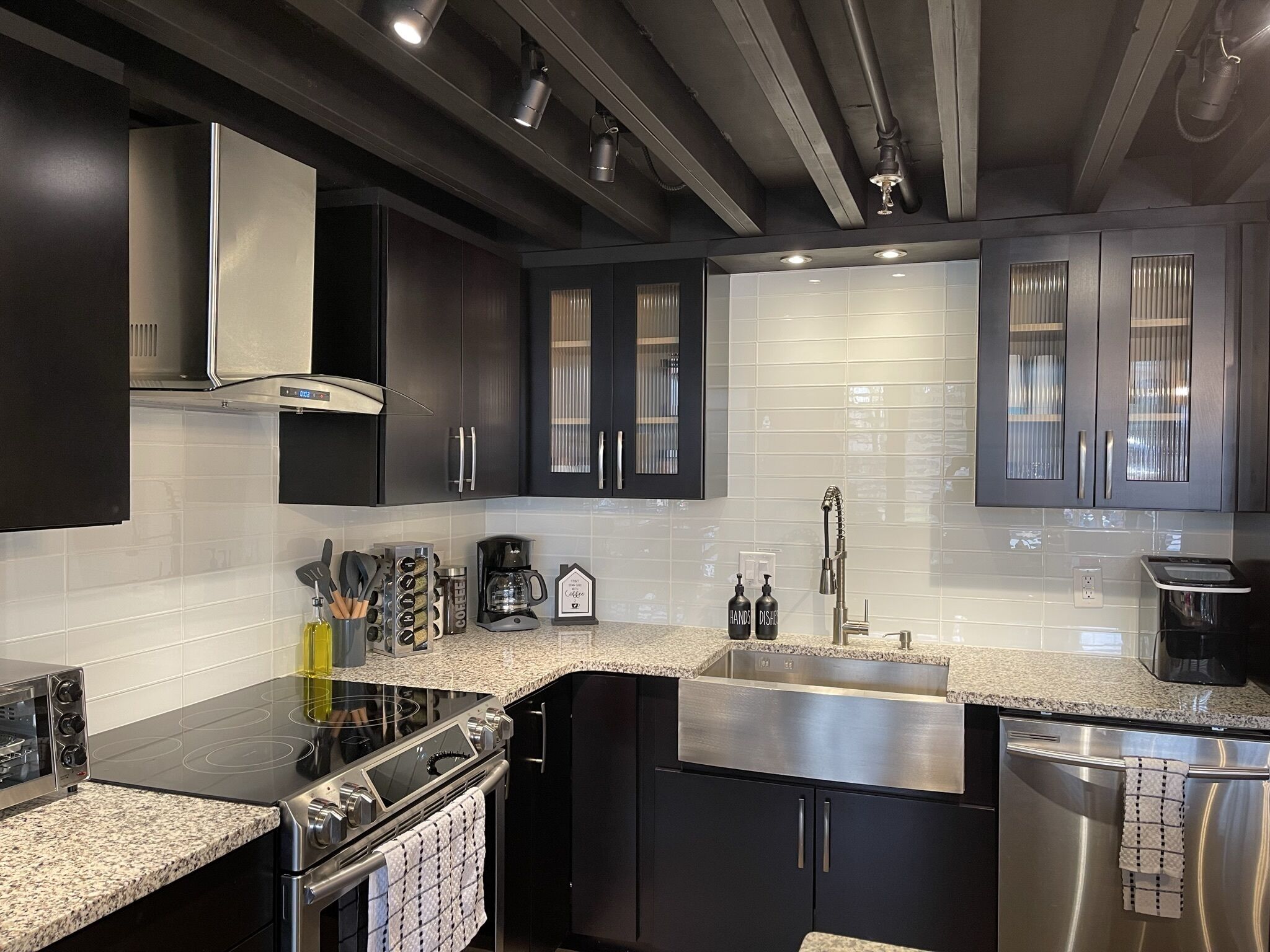 Kylskåp, mikrovågsugn, ugn och spishäll