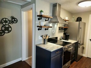 Fridge, microwave, oven, stovetop - The Nest in the Heart of Downtown Dunedin (Dunedin)