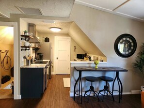 Fridge, microwave, oven, stovetop - The Nest in the Heart of Downtown Dunedin (Dunedin)