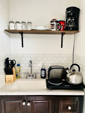 Kühlschrank, Mikrowelle, Wasserkocher mit Kaffee-/Teezubehör, Toaster