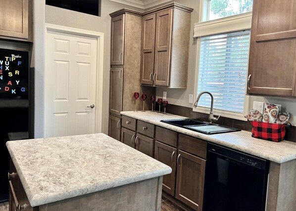 Private kitchen - Bright & Beautiful Rose Bowl Retreat (Pasadena)