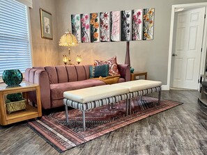 Living area - Bright & Beautiful Rose Bowl Retreat (Pasadena)