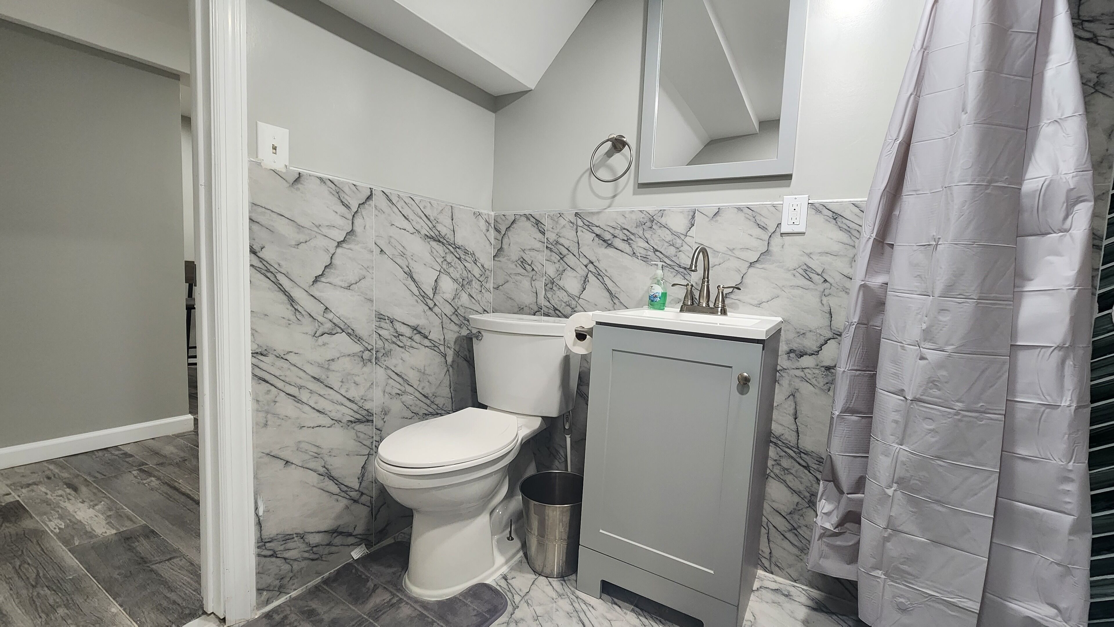 Cozy 2 Bedroom Luxury Basement Near Airport-NYC -Dream Mall -Prudential Center
