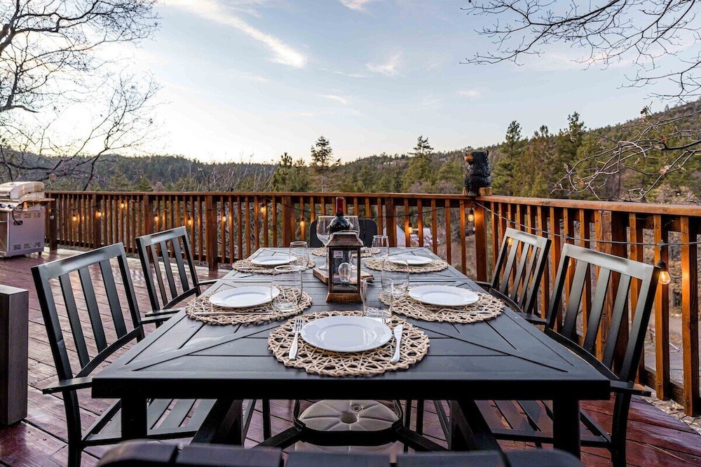 Luxury Cabin: slopes, lake, jacuzzi & VIEWS!