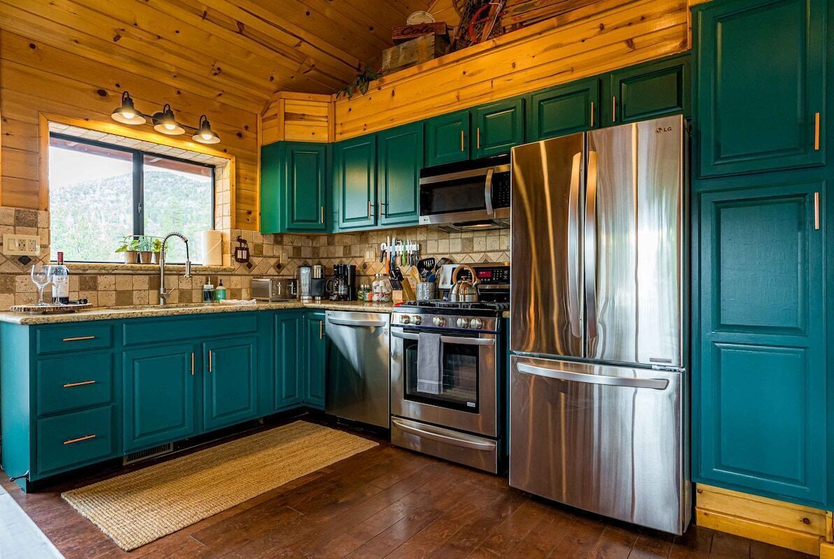 Luxury Cabin: slopes, lake, jacuzzi & VIEWS!