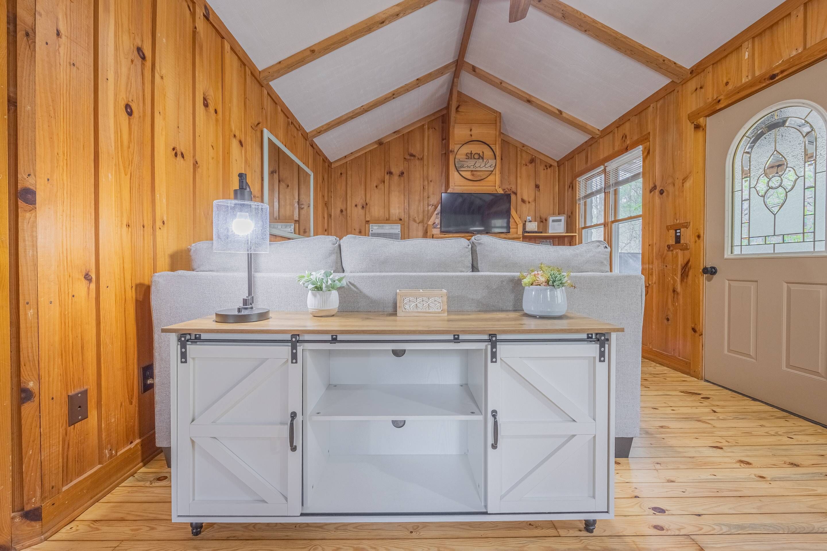 Creekside w/ Hot Tub - Close to Wineries & Town