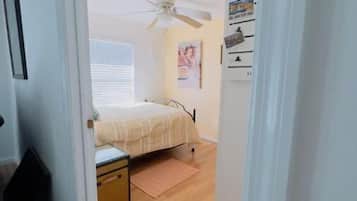 3 Schlafzimmer, Schreibtisch, Bügeleisen/Bügelbrett, Reisekinderbett