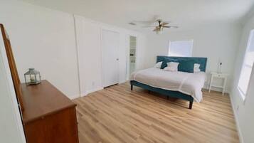 3 Schlafzimmer, Schreibtisch, Bügeleisen/Bügelbrett, Reisekinderbett