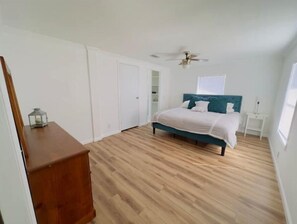 3 Schlafzimmer, Schreibtisch, Bügeleisen/Bügelbrett, Reisekinderbett