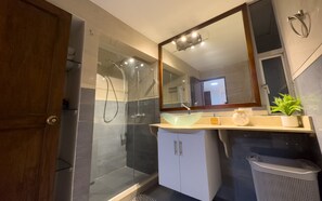 Dusche, Handtücher, Seife, Toilettenpapier