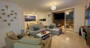 Smart-TV, Videospiele, Musikbibliothek, Stereoanlage