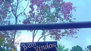 Un sentiero conduce a un cartello con su scritto 'Ben Vindos'.