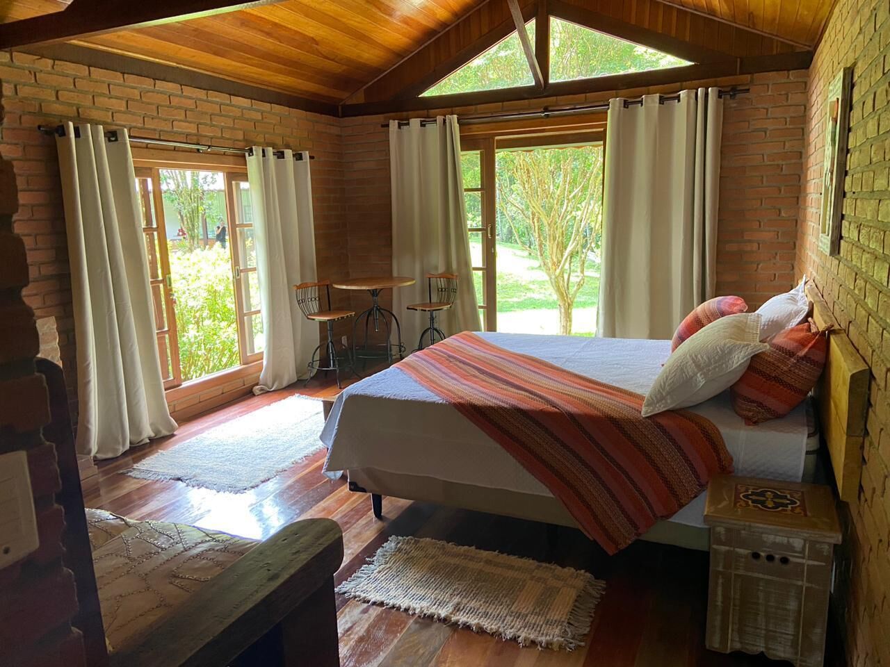 Quarto casal luxo | Frigobar, cortinas blackout, roupa de cama