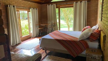 Quarto casal luxo | Frigobar, cortinas blackout, roupa de cama