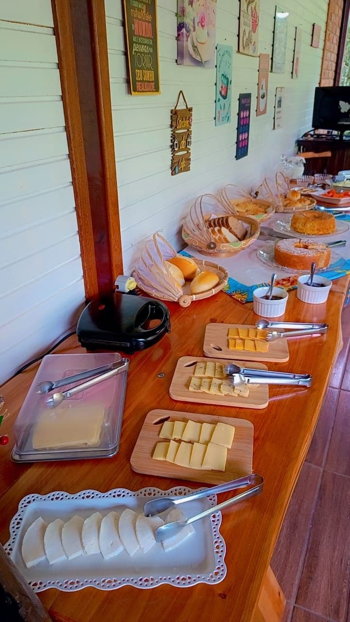 Una mesa de buffet con diversos alimentos y utensilios para servir.