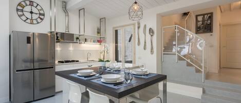 Réfrigérateur, micro-ondes, four, plaque de cuisson