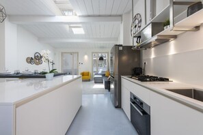 Réfrigérateur, four à micro-ondes, un four, surface de cuisson
