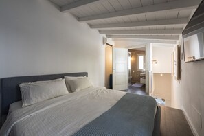 2 bedrooms, iron/ironing board, WiFi
