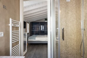 2 bedrooms, iron/ironing board, WiFi