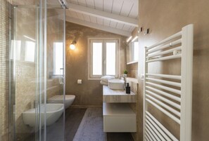 Dusche, Haartrockner, Bidet