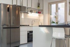 Frigorifero, microonde, forno, piano cottura