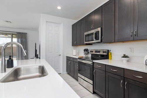 *Stylish & Bright* King Queen Beds*Backyard*Garage