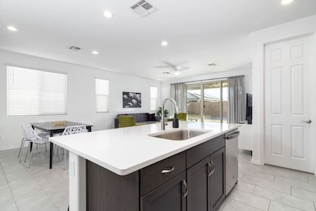 Interior. *Stylish & Bright* King Queen Beds*Backyard*Garage