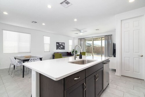 *Stylish & Bright* King Queen Beds*Backyard*Garage