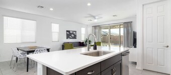 *Stylish & Bright* King Queen Beds*Backyard*Garage