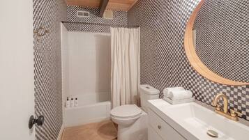 Secadora de cabello, toallas, jabón, shampoo