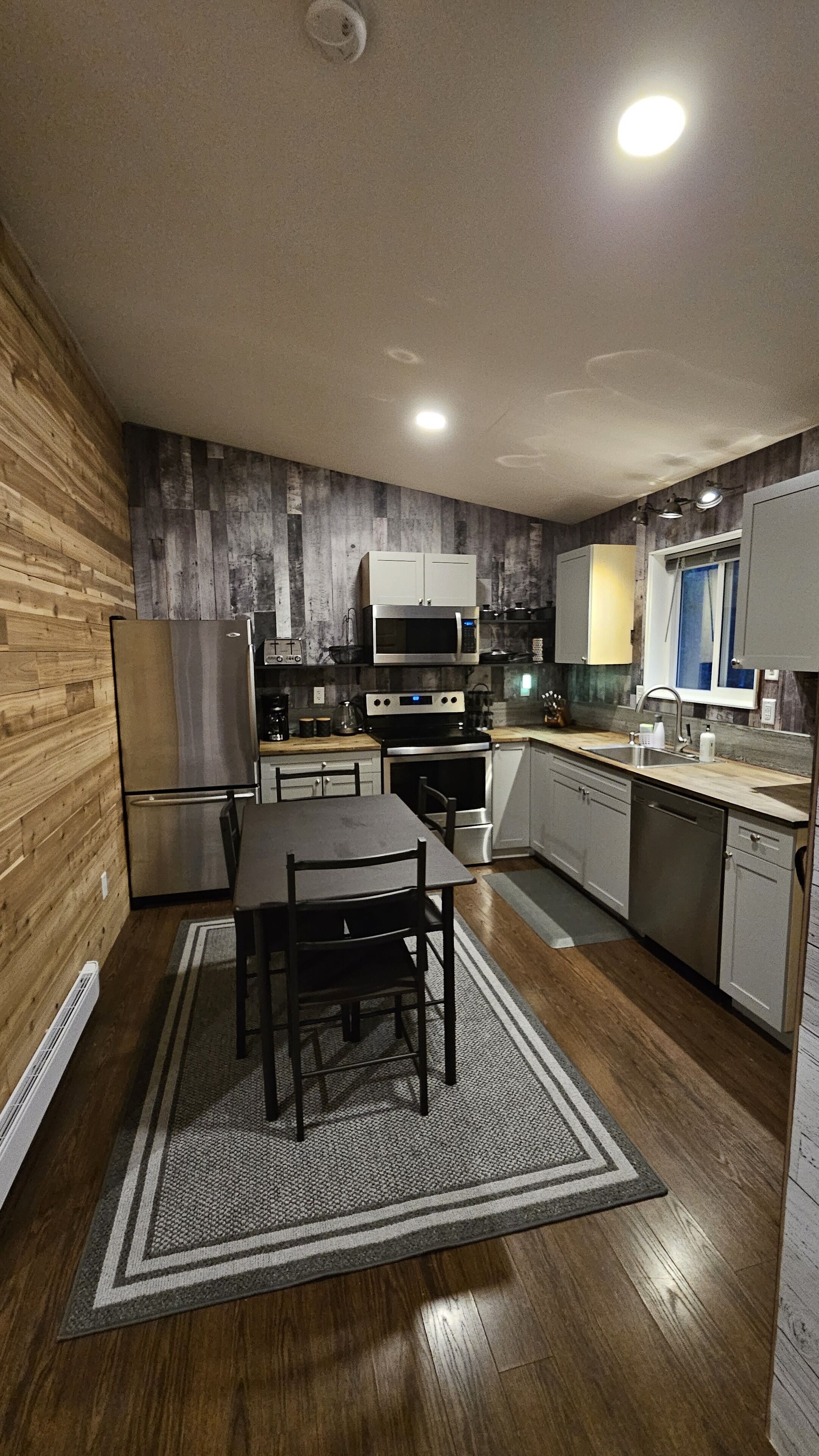 Cozy Cottage, Minutes from stunning waterfalls and beautiful beaches!