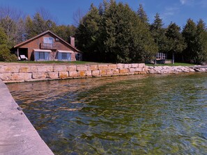 Situated lakeside, this cabin offers a tranquil natural environment with a balcony and well-maintained lawn.
