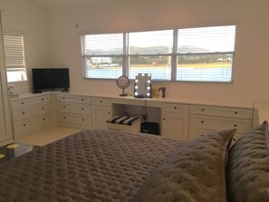 3 chambres, coffres-forts dans les chambres, fer et planche à repasser