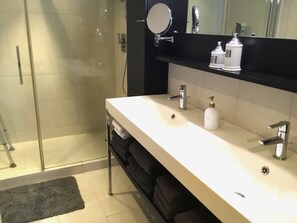 Dusche, Haartrockner, Handtücher, Seife