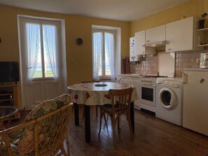 Refrigerador, microondas, tostadora, utensilios de cocina