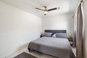 2 sovrum, skrivbord, strykjärn/strykbräda och resesäng