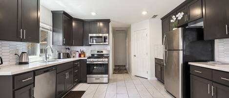 雪櫃、微波爐、焗爐、爐具