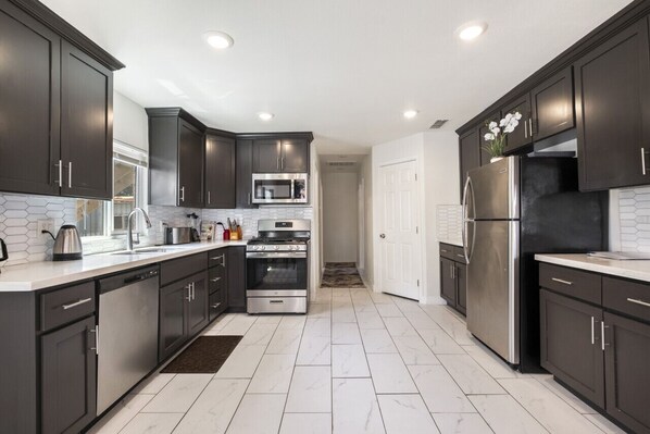 Fridge, microwave, oven, stovetop - Your Downtown Home with California King Bed Unit A (Phoenix)