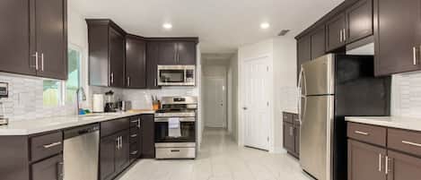 Frigorífico, microondas, horno y placa de cocina