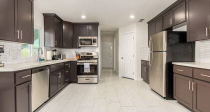 Your Downtown Home with California King Bed Unit A