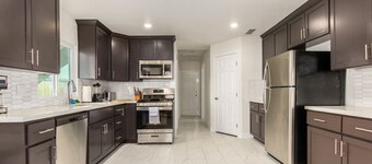 Your Downtown Home with California King Bed Unit A