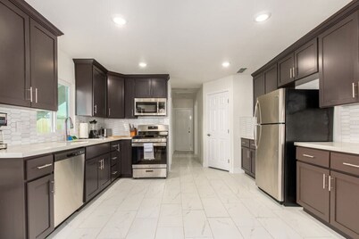 Your Downtown Home with California King Bed Unit A