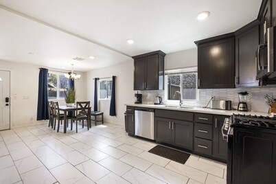 Your Downtown Home with California King Bed Unit A