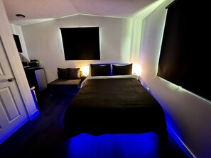 Escritorio, tabla de planchar con plancha, wifi gratis y ropa de cama 