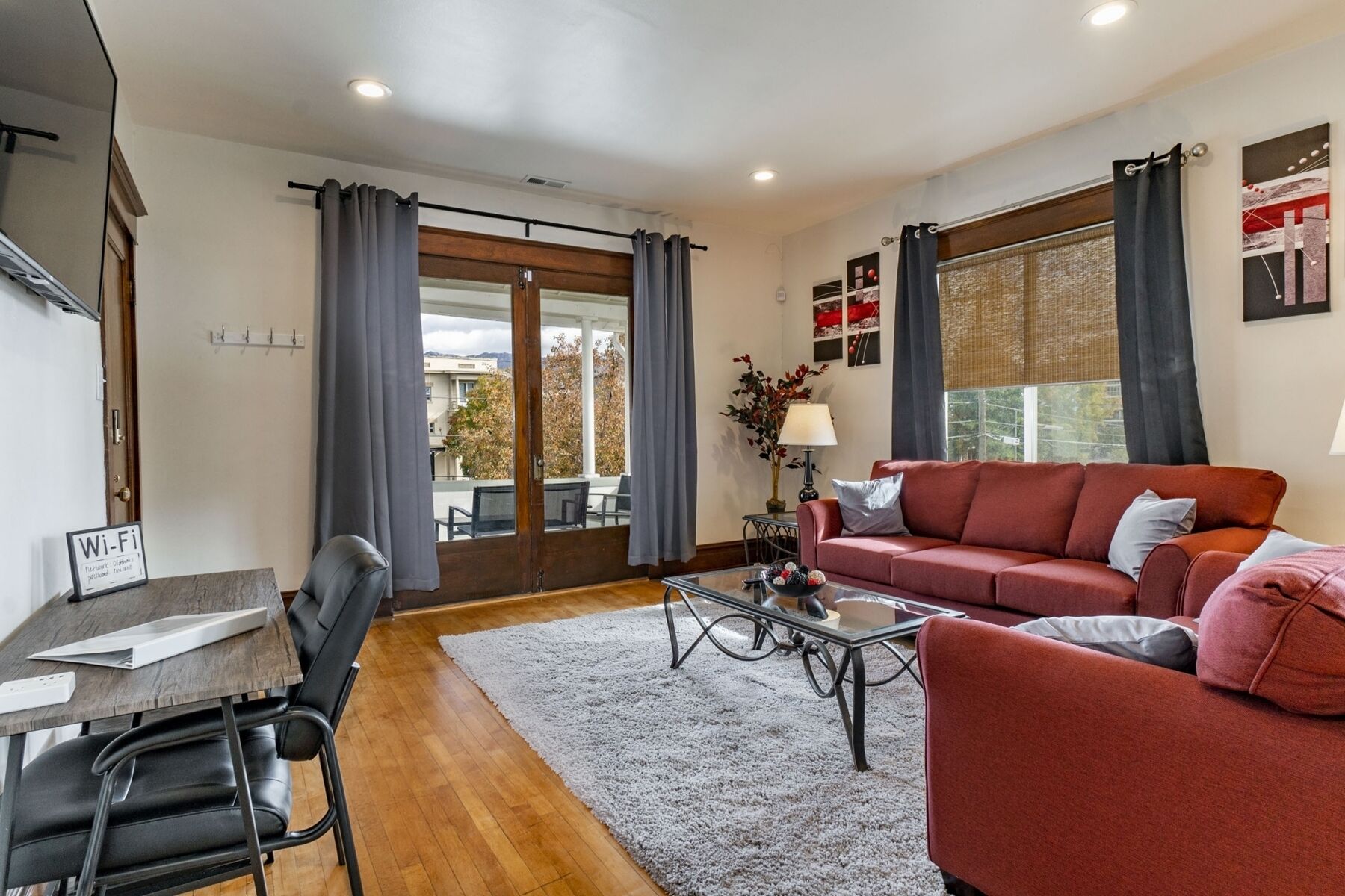 *Top Floor*Fast Internet*Huge Patio*Near Downtown*